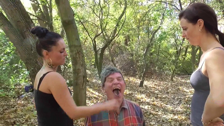 Femdom Austria: ¡El cenicero del bosque y saliva!