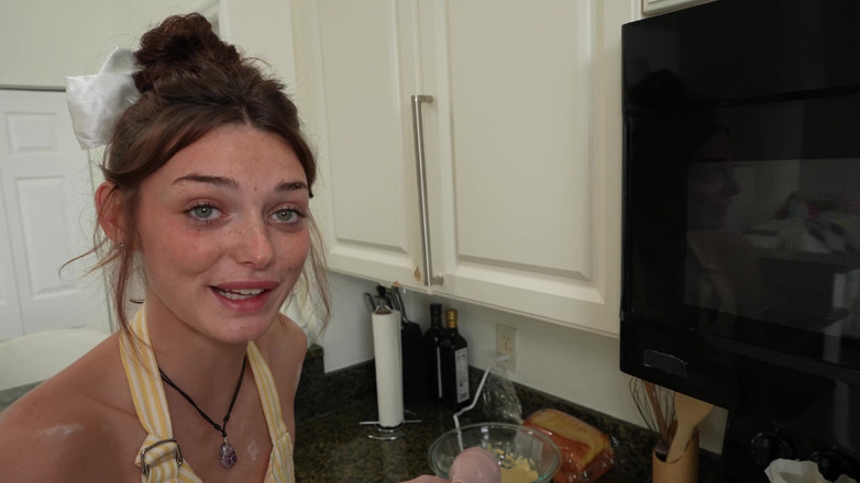 Teen StepSis: Stiefschwester daisy love backt &amp;squirtet auf meinen schwanz im küchensex
