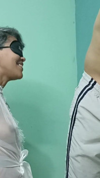 Mi hijastro me engañó con un juego de sabores: me alimenta una gran polla y termina llenándome de leche