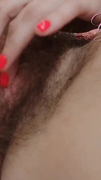 Um dedo morena extremamente peludo masturba uma buceta da qual grandes lábios se destacam milf ginnagg