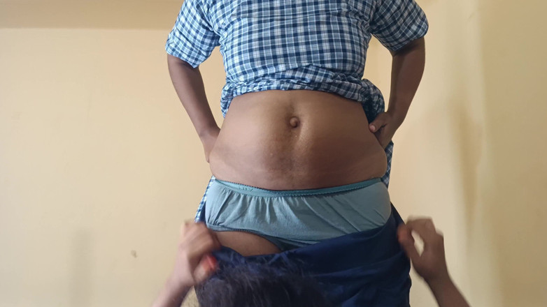 Pushpa studio: Fete studente în uniformă
