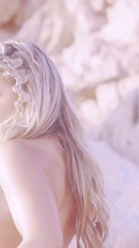Striptýz sexy blondýnky Henessy Bikiny na pláži