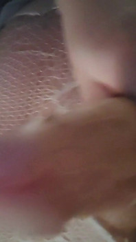 La ragazza trans con grandi labbra si strofina il cazzo