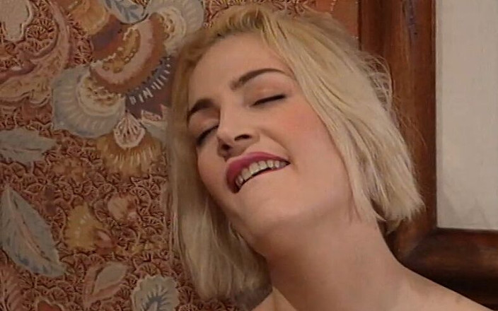 Magmafilm: Blondă atrăgătoare, cu cap scurt și păr pubian lung