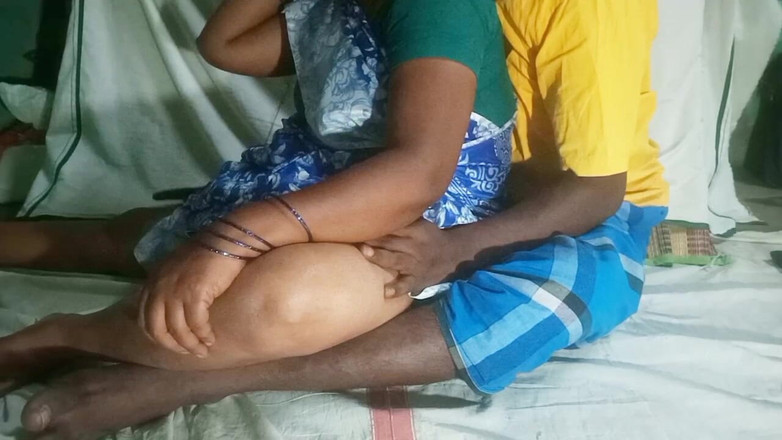 Desi Sathiya: Hintli desi sevimli evli kadın romantik anın tadını çıkarıyor