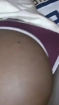 Giovane ragazza africana stretta scopata nella sua figa magra