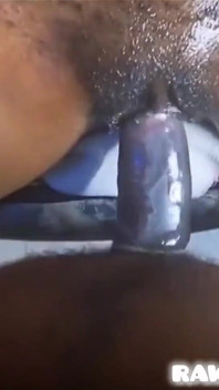 Cewek sange ini dientot habis-habisan sama pacarnya di kamar gelap