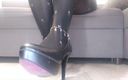Monica Nylon: Fetiche por pés, meia-calça preta e salto alto