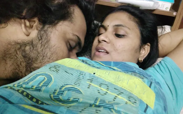 Vaishnavysharunraj: Mallu Couple Hot Romance with Hand Job, Vaishnavy Doing Hand...