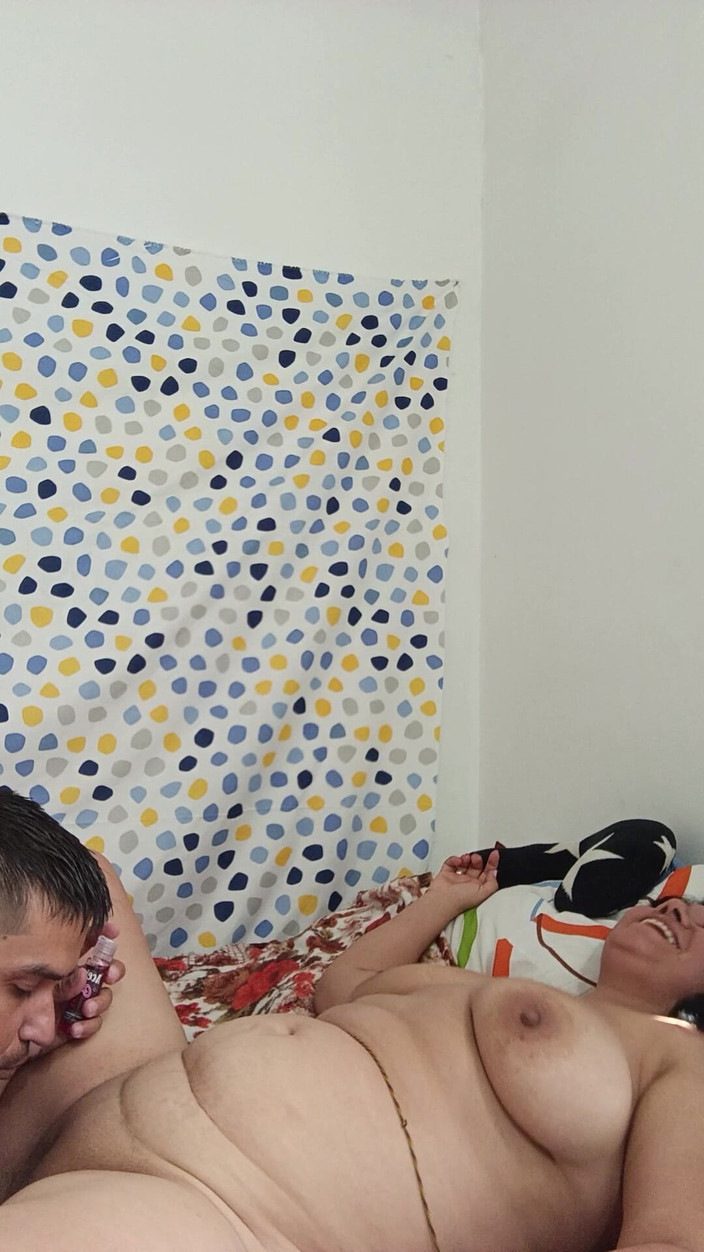 Valkyrie and Luigy Couple: Une belle copine suce un riche