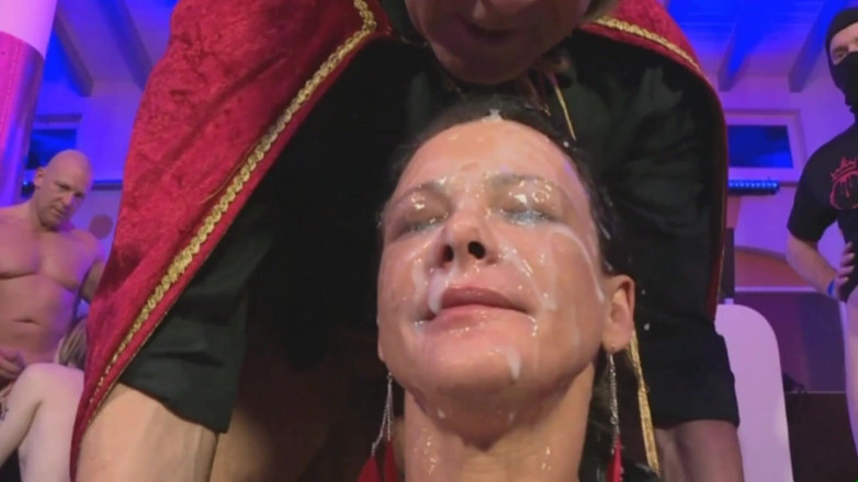 Deutschland porn: Gang bang con pompini, sborrate, a pecorina, seduta in faccia...