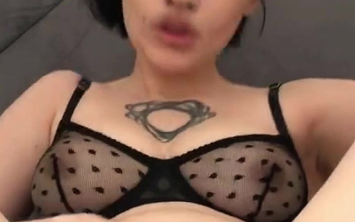 SynergyVibe: 処女が初めて彼女のマンコを指で弄り、オーガズムを得る
