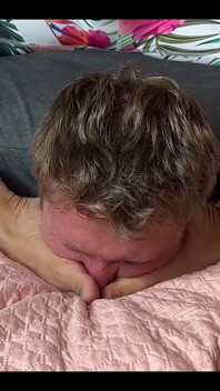 Grausame fußdominanz von asiatischen füßen in wrestling-hold