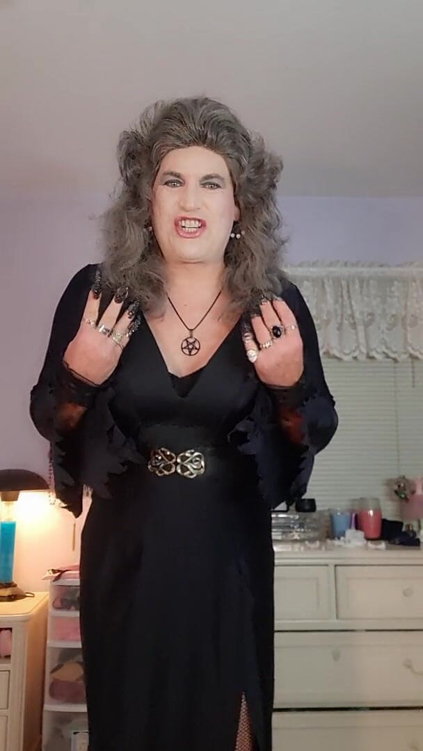 Victoria Lecherri: Šťastný Halloween od hraběnky Viktorie Královna damned!