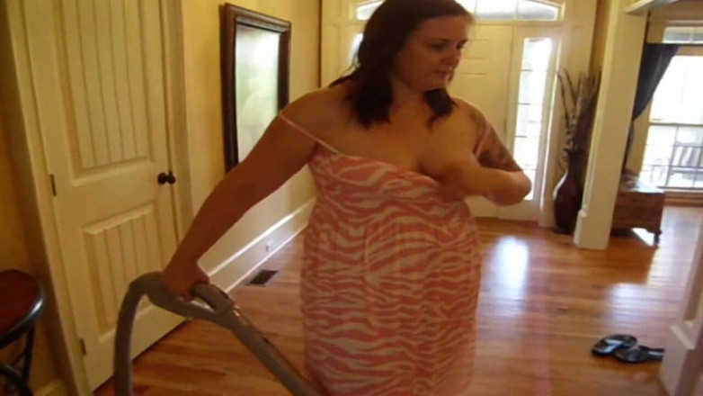 Sexy Amateurz: Vacuuming In a dress
