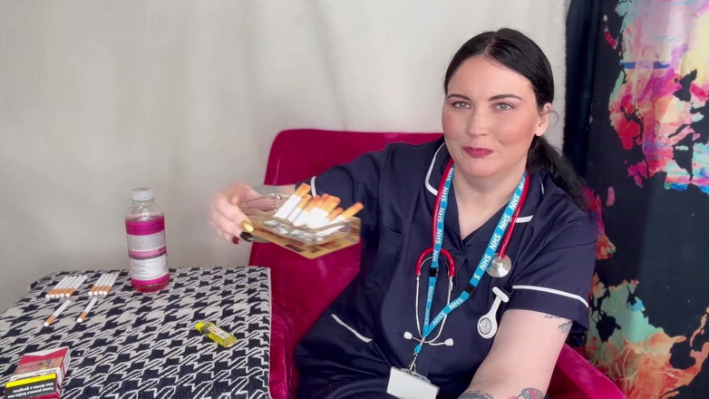 MissFFW: Sestra Ffw kouří několik cigaret najednou