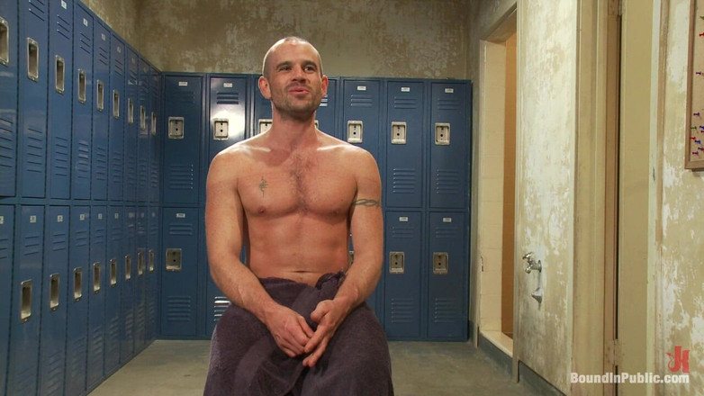 Bound in public: बड़े लंड वाला कर्मचारी बंधा हुआ हो जाता है और लॉकर रूम में कामुक दोस्तों द्वारा उपयोग किया जाता है।