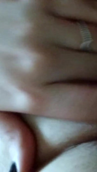 Dagelijkse eigengemaakte striptease met masturbatie close-up. Deel 2