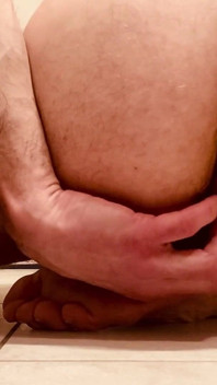 Mis pies, culo y juguete prostático