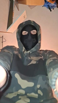En man i en mask och en kuk