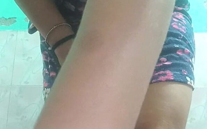 NaughtyWings: Maxi çıplak bir şekilde geldi, banyonun her edepsiz fantezilerini gösterdi!