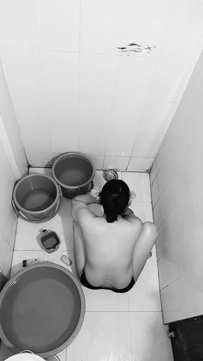 Khushboobhabi: Desi Bhabhi nahm ein bad im badezimmer