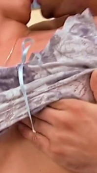 Gorąca i seksowna brunetka z małymi naturalnymi cyckami naprawdę potrzebuje intensywnego ruchania w ciasnej cipce