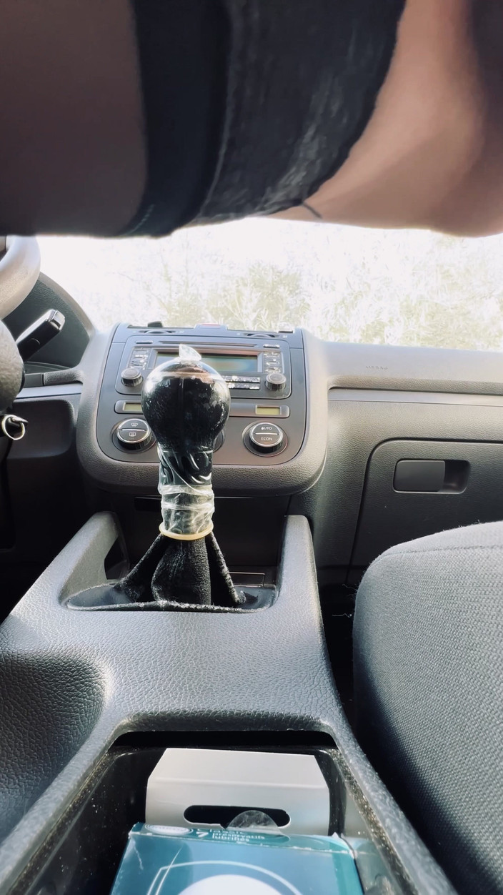 Couplehamster: Ho Messo La Leva Del Cambio Dell'auto Di Un Amico...