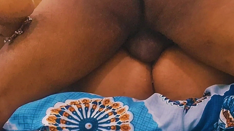 Catchybusty: 8英寸的鸡巴像一个地狱一样性交，她无法承受