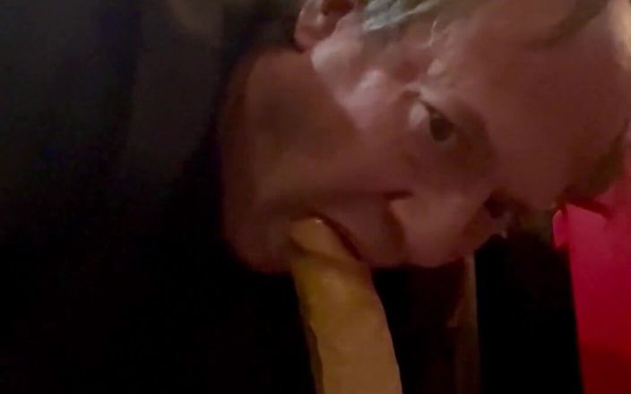 Kirk1147: Sendo fodida por monstro consolo e engolindo um vibrador de 10