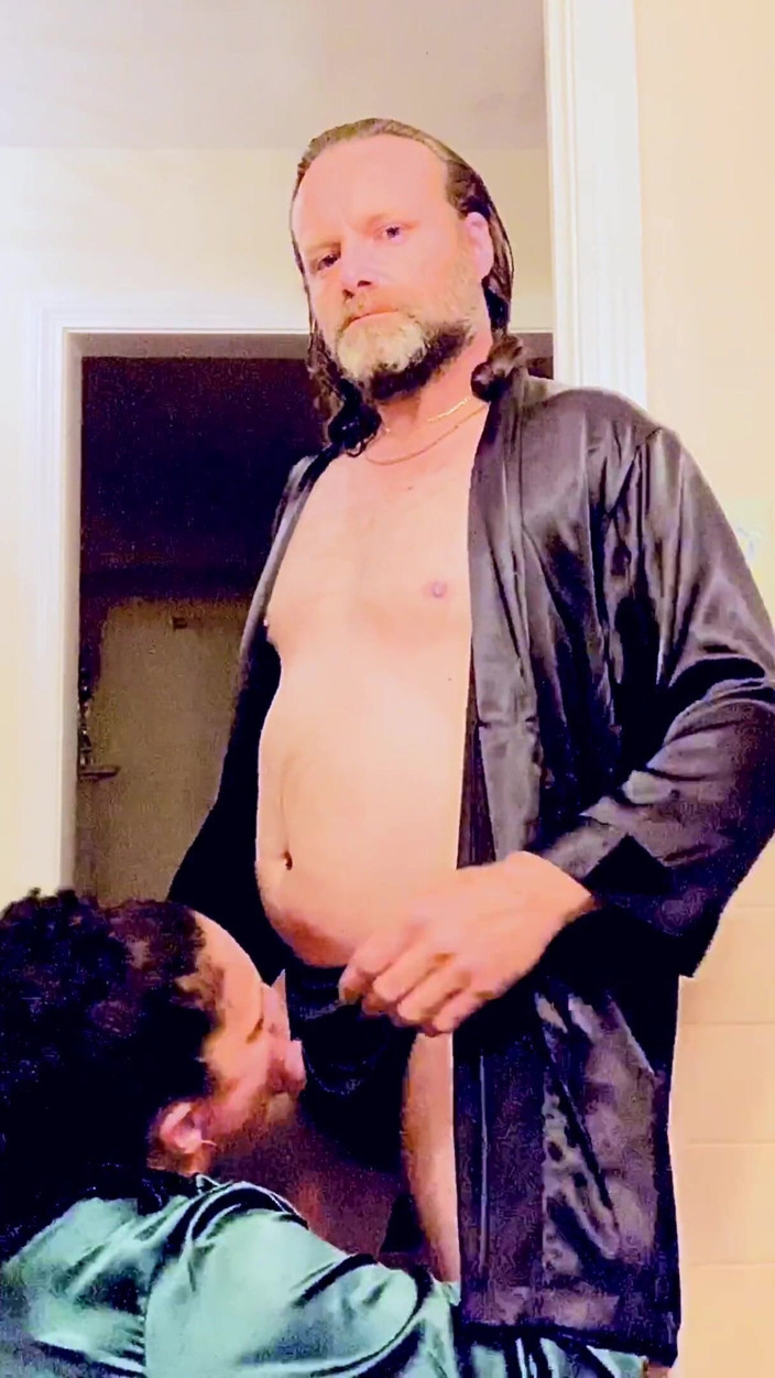 Satin Fetish King: Une MILF suce et baise une bite dans un chemisier...