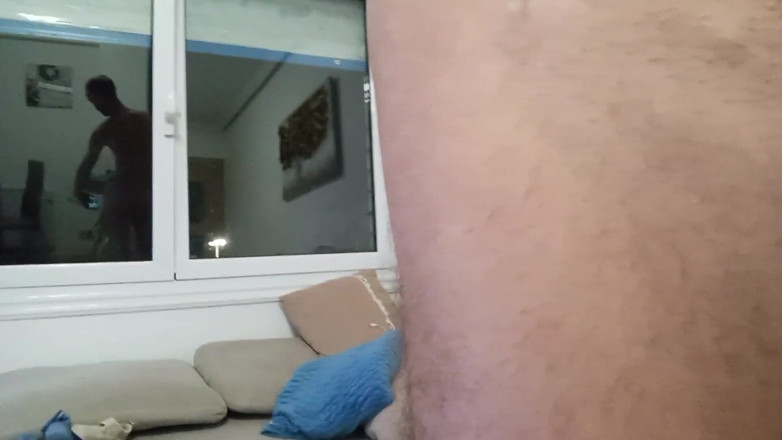 Elvissc: 자지와 우유로 가득 찬 더러운 남자가 위험을 감수하고 집 안을 알몸으로 걷습니다.