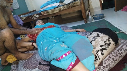 Anar Kali: Desi bhabhi, beau-père se touche la chatte et les tétons