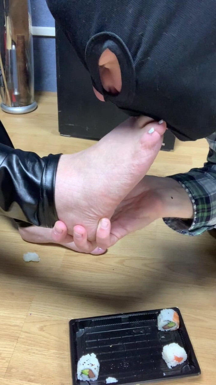 Maitresse Clara: 彼は私の足のおかげで食事を取っている...