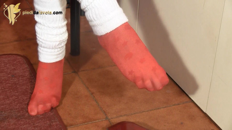 Foot Fetish HD: Ilenia, blonde beauty likes playing with her feet