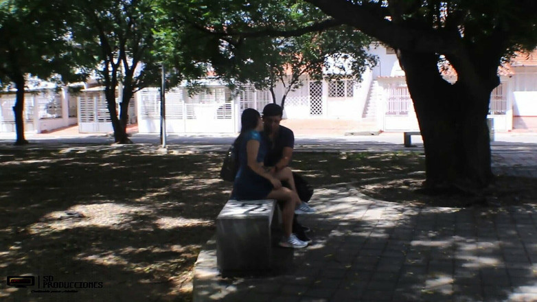 MelanieCaceres: 我发现我的继母和另一个男人在一起，为我的沉默定价了