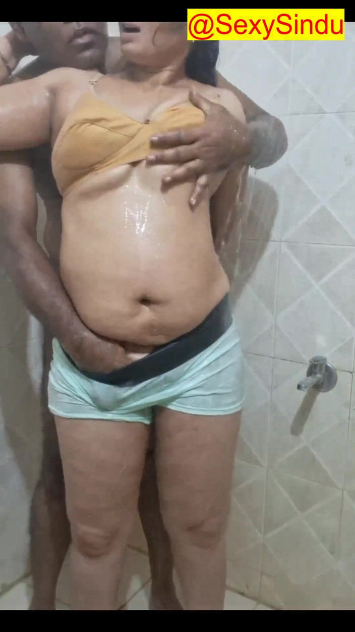 Sexy sindu: Pár se sexy koupající se líbání