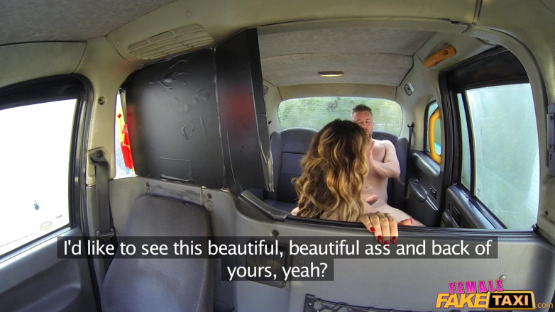 Female Fake Taxi: Female Fake Taxi - une nouvelle conductrice coquine taquine un étalon dans...