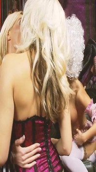 Des beautés dans des orgies scène 4_lesbian orgie de beautés à forte poitrine en lingerie, elles jouissent avec leurs godes