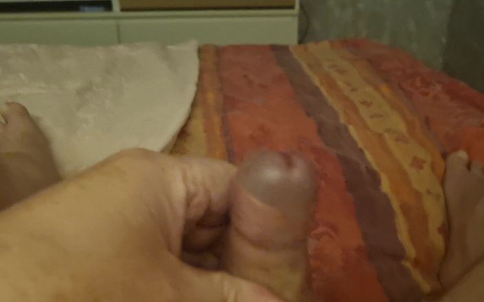 Pellefnatt: Arkadaşım izlerken yarağıyla oynamayı seviyor.