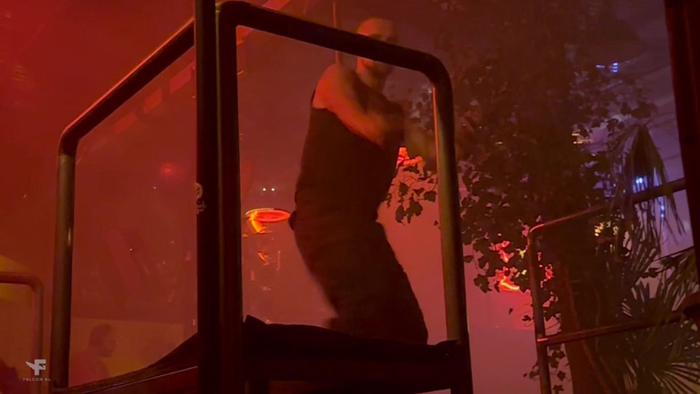 Falcon Al: Der Wachmann Des Clubs Half Mir, Reinzukommen, Aber Ich Musste...