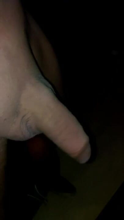 Spermabekkie: Cazzo con piercing al rallentatore - primo piano
