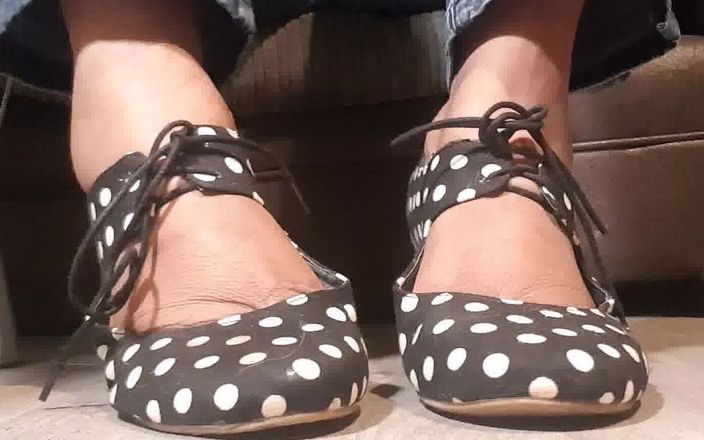 Simp to my ebony feet: 水玉模様の靴と非常に汚れた足