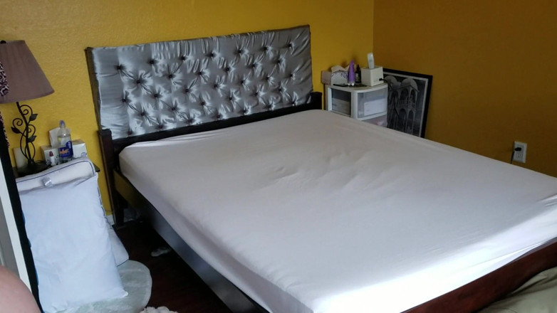 Aurora Willows: Fazendo a cama .. sem calcinha na bobina