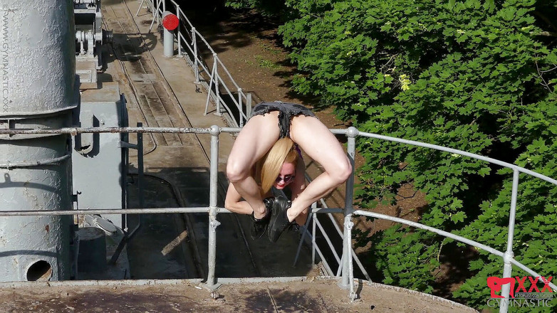 Gymnastic: 穿着性感礼服的船上的灵活冒险