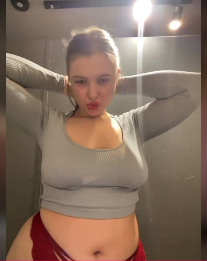JuiceLussie: Masturbare solo
