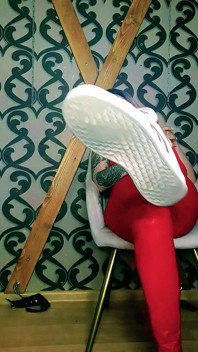 Lady angela piedi nudi e sneakers leggings in lattice rosso fetish dominazione femminile