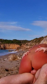 Blonde tiener Nicole geneukt tot een orgasme door stiefvader op het strand