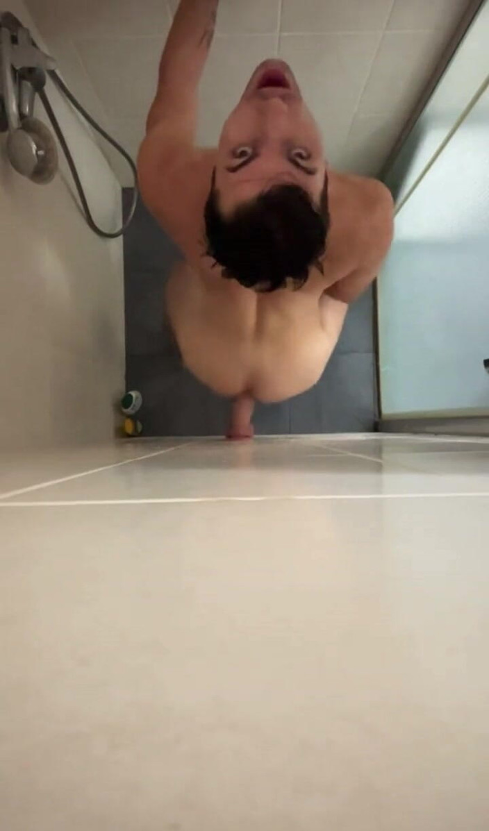 boyzxy212_2: Bermain di kamar mandi dengan dildo besar