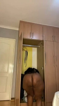 Une BBW à gros cul fait un strip-tease et des jeux de chatte